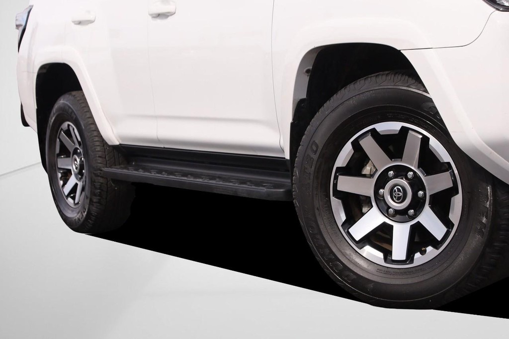 Toyota 4Runner Vehicle Full-screen Gallery Image 3