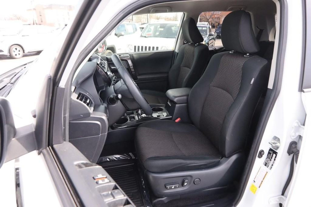 Toyota 4Runner Vehicle Full-screen Gallery Image 8