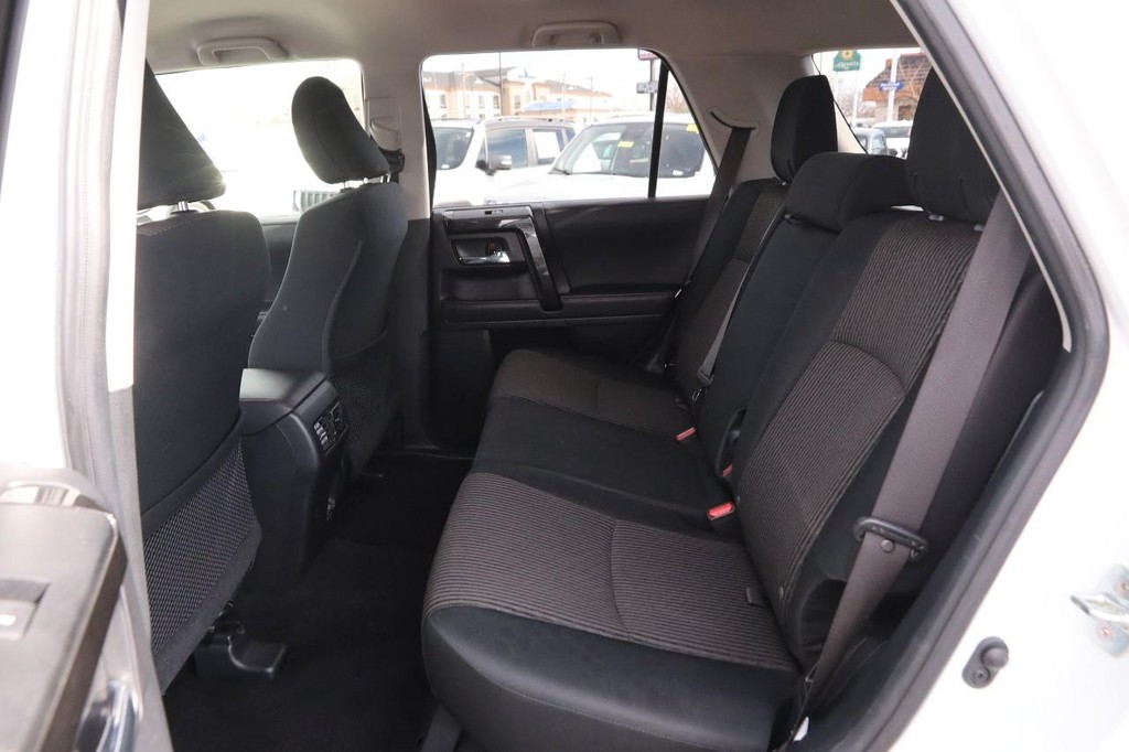 Toyota 4Runner Vehicle Full-screen Gallery Image 9