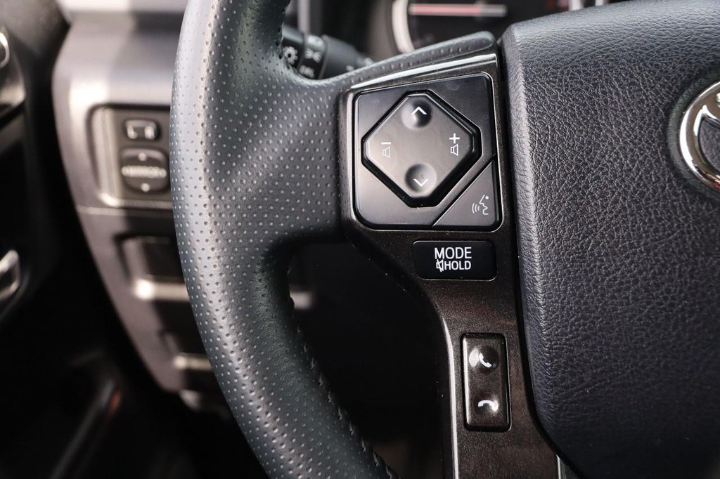 Toyota 4Runner Vehicle Full-screen Gallery Image 11