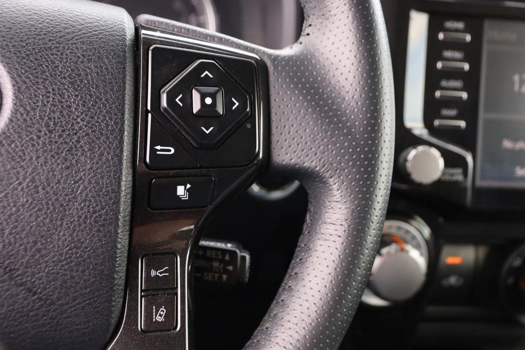 Toyota 4Runner Vehicle Full-screen Gallery Image 12