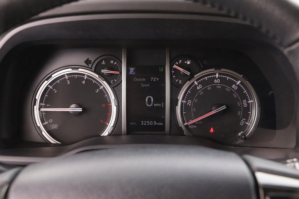 Toyota 4Runner Vehicle Full-screen Gallery Image 13