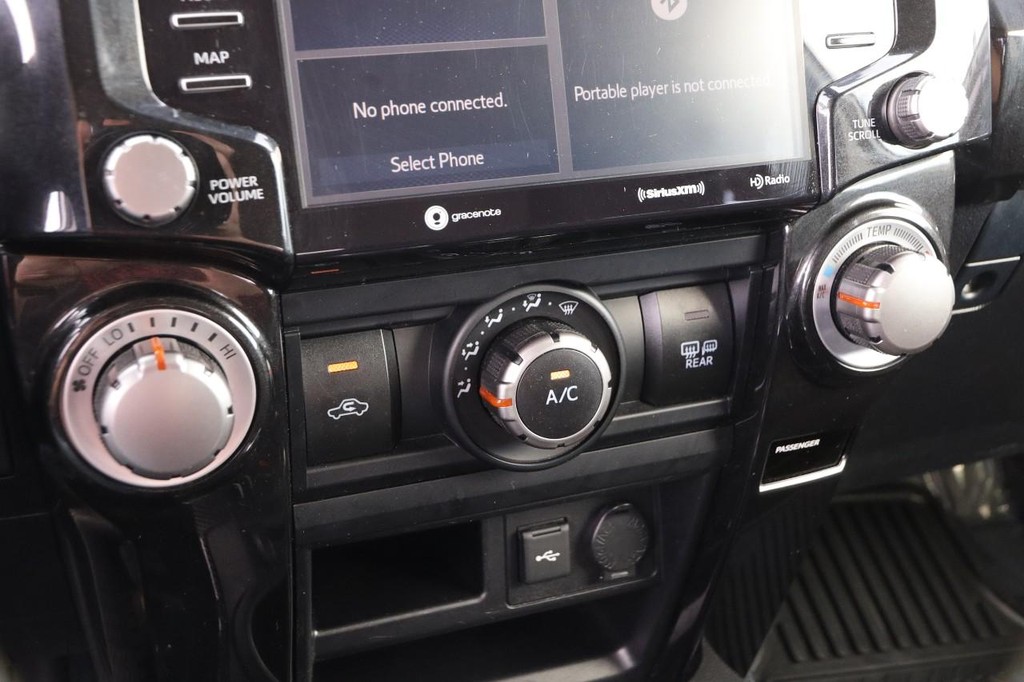 Toyota 4Runner Vehicle Full-screen Gallery Image 17