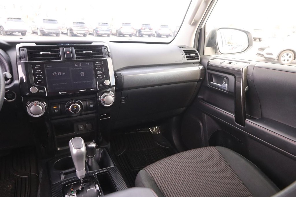 Toyota 4Runner Vehicle Full-screen Gallery Image 24