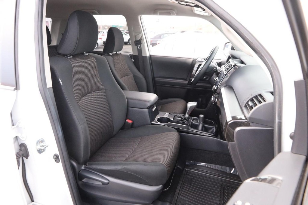 Toyota 4Runner Vehicle Full-screen Gallery Image 25