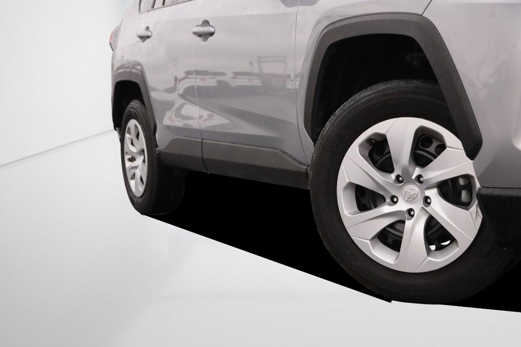 Toyota RAV4 Vehicle Full-screen Gallery Image 3