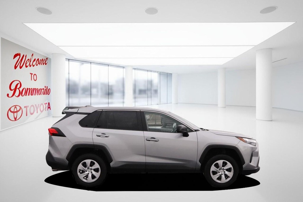 Toyota RAV4 Vehicle Full-screen Gallery Image 5