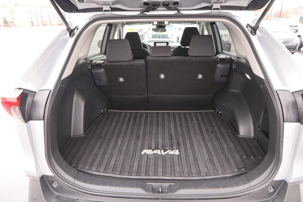 Toyota RAV4 Vehicle Full-screen Gallery Image 7