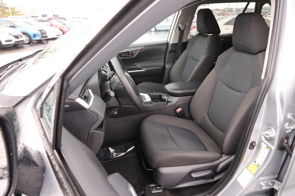 Toyota RAV4 Vehicle Full-screen Gallery Image 8