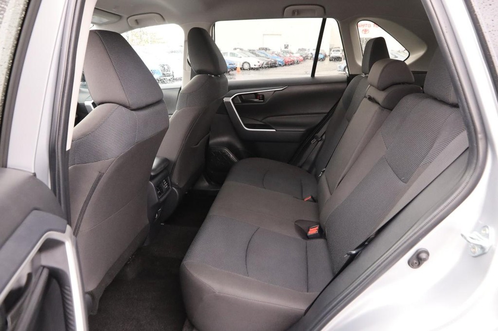 Toyota RAV4 Vehicle Full-screen Gallery Image 9