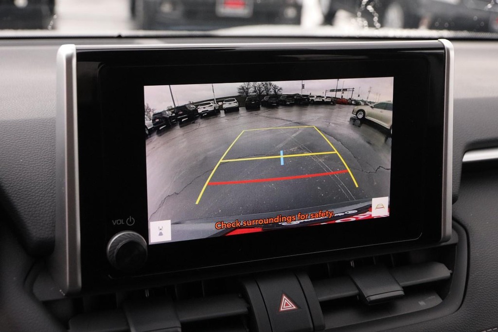 Toyota RAV4 Vehicle Full-screen Gallery Image 15