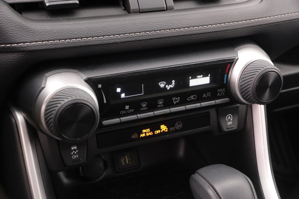 Toyota RAV4 Vehicle Full-screen Gallery Image 16