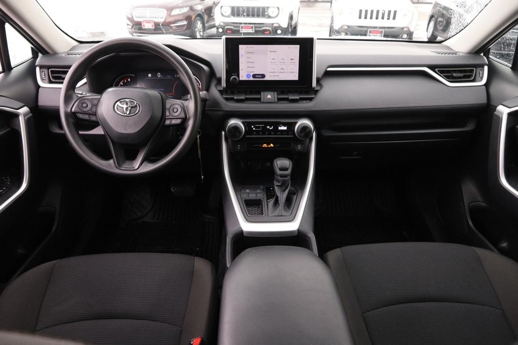 Toyota RAV4 Vehicle Full-screen Gallery Image 19