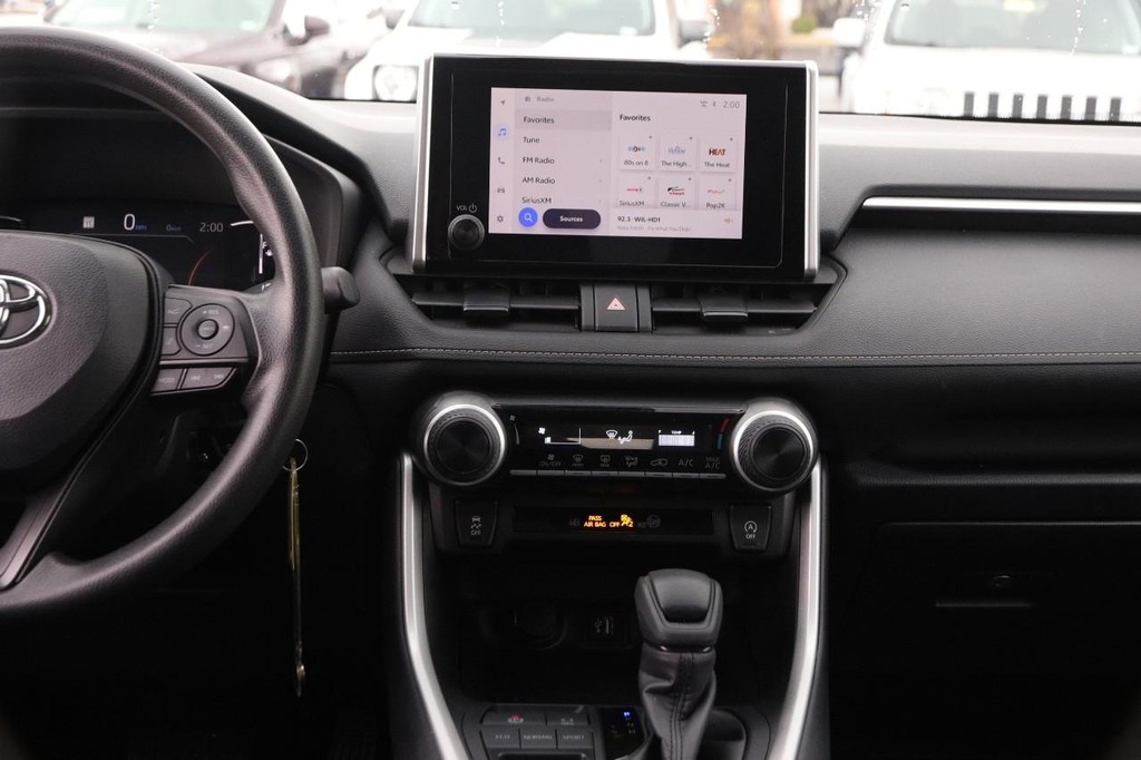 Toyota RAV4 Vehicle Full-screen Gallery Image 22