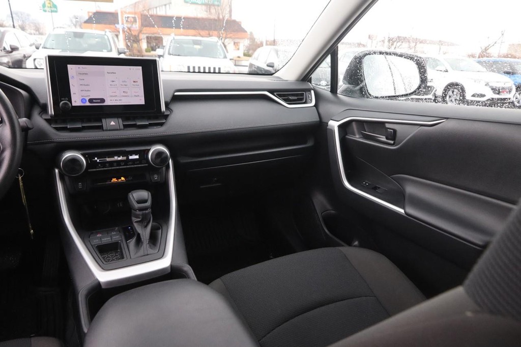 Toyota RAV4 Vehicle Full-screen Gallery Image 23