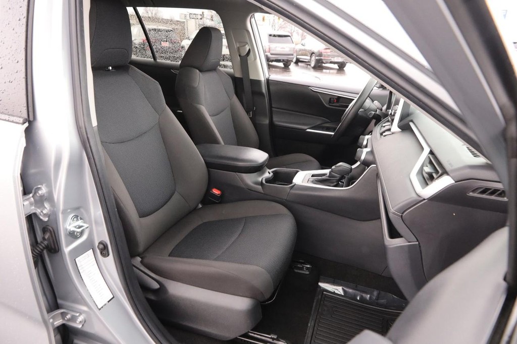 Toyota RAV4 Vehicle Full-screen Gallery Image 24