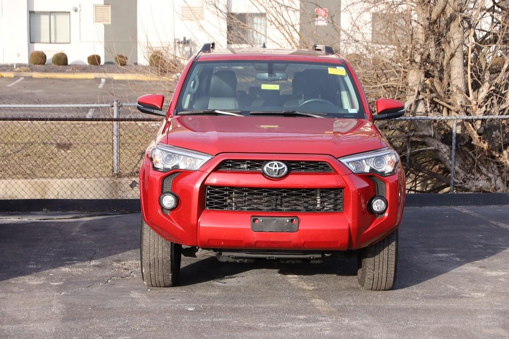 Toyota 4Runner Vehicle Full-screen Gallery Image 3