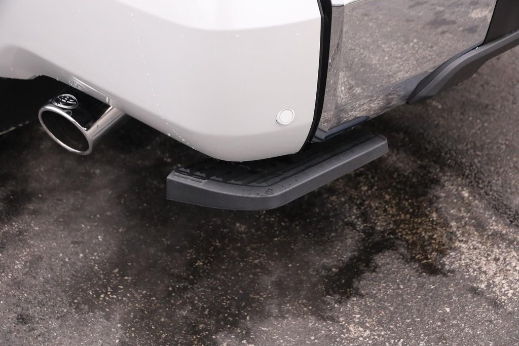 Toyota Tundra 4WD Vehicle Full-screen Gallery Image 8