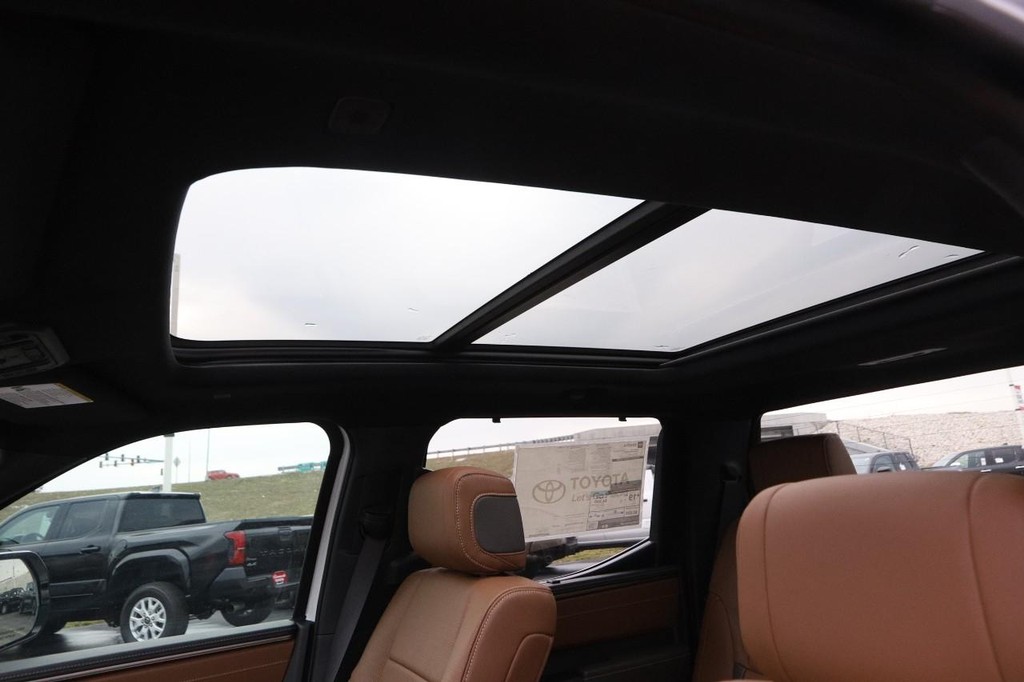 Toyota Tundra 4WD Vehicle Full-screen Gallery Image 10