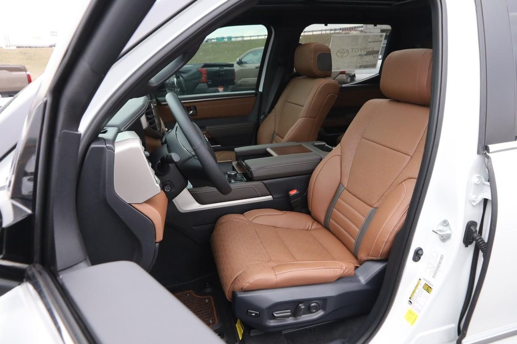Toyota Tundra 4WD Vehicle Full-screen Gallery Image 11