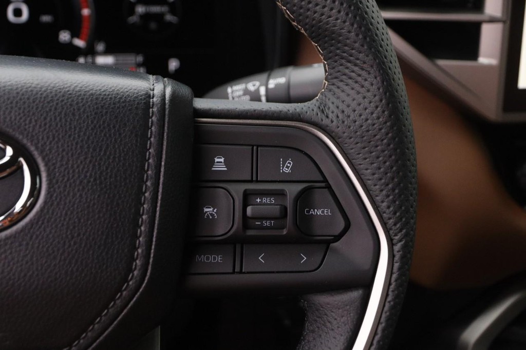 Toyota Tundra 4WD Vehicle Full-screen Gallery Image 14