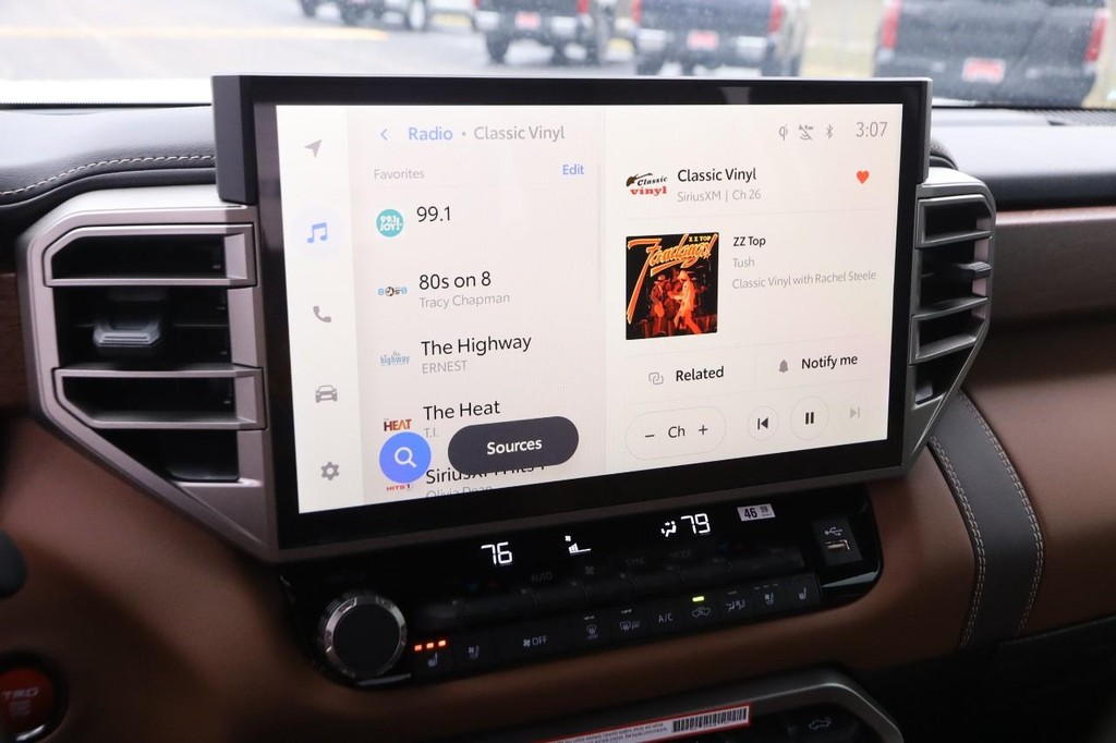 Toyota Tundra 4WD Vehicle Full-screen Gallery Image 18