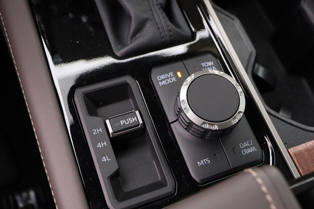 Toyota Tundra 4WD Vehicle Full-screen Gallery Image 21