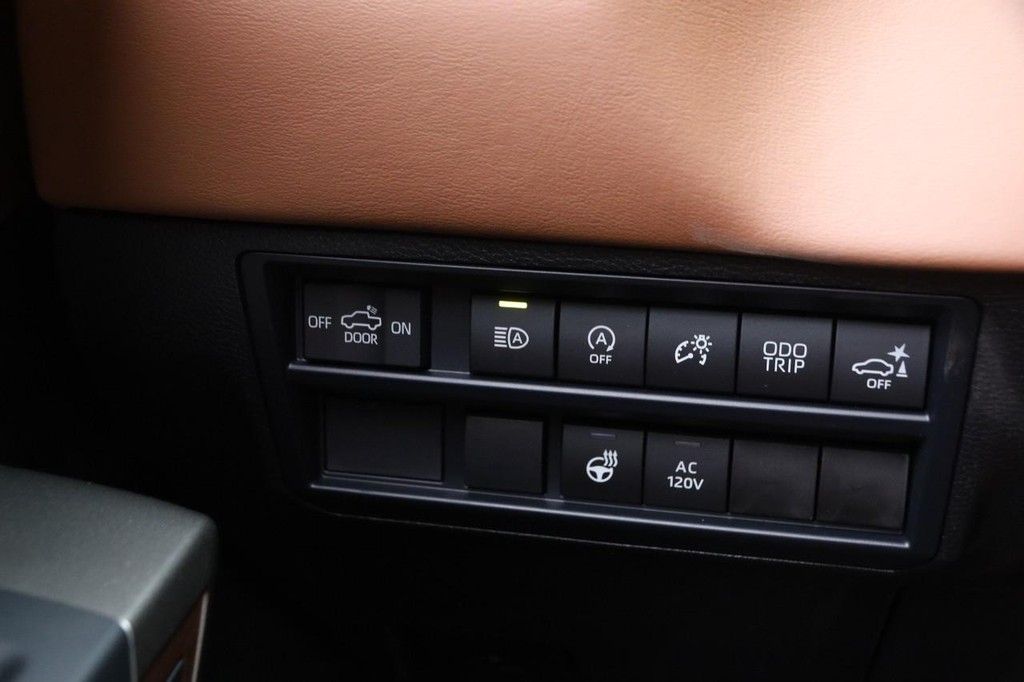 Toyota Tundra 4WD Vehicle Full-screen Gallery Image 22