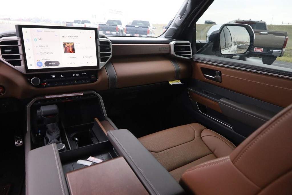 Toyota Tundra 4WD Vehicle Full-screen Gallery Image 27