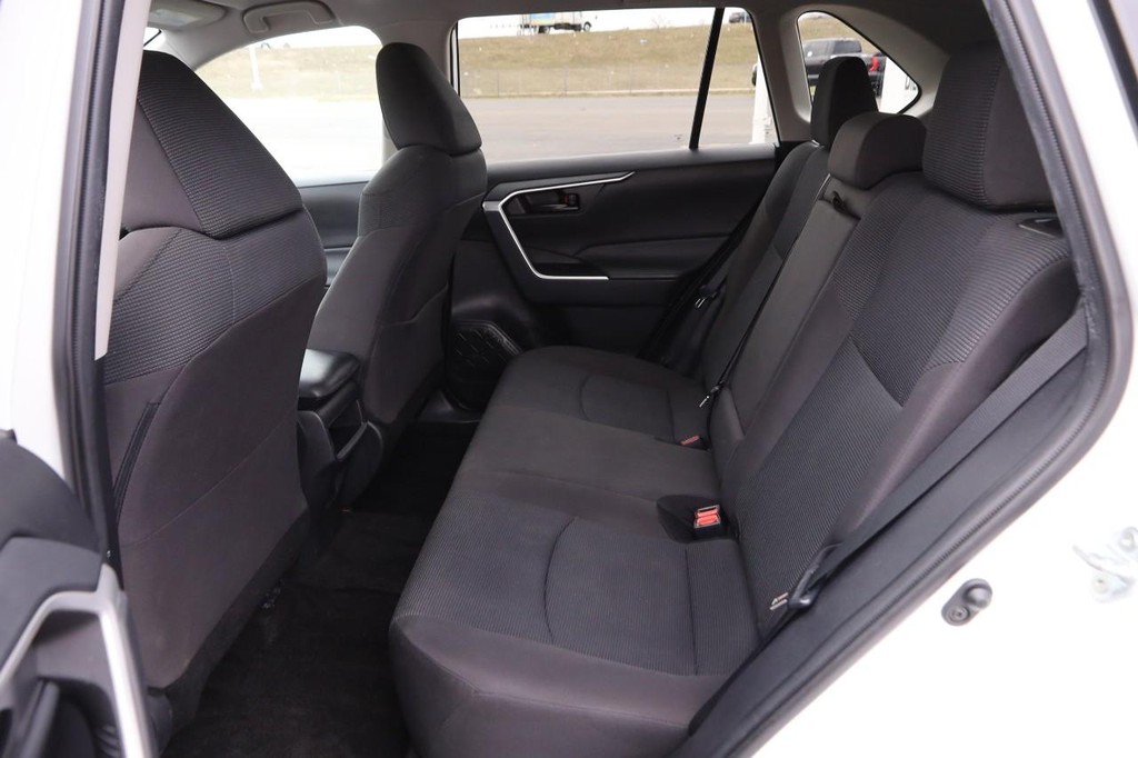 Toyota RAV4 Vehicle Full-screen Gallery Image 9