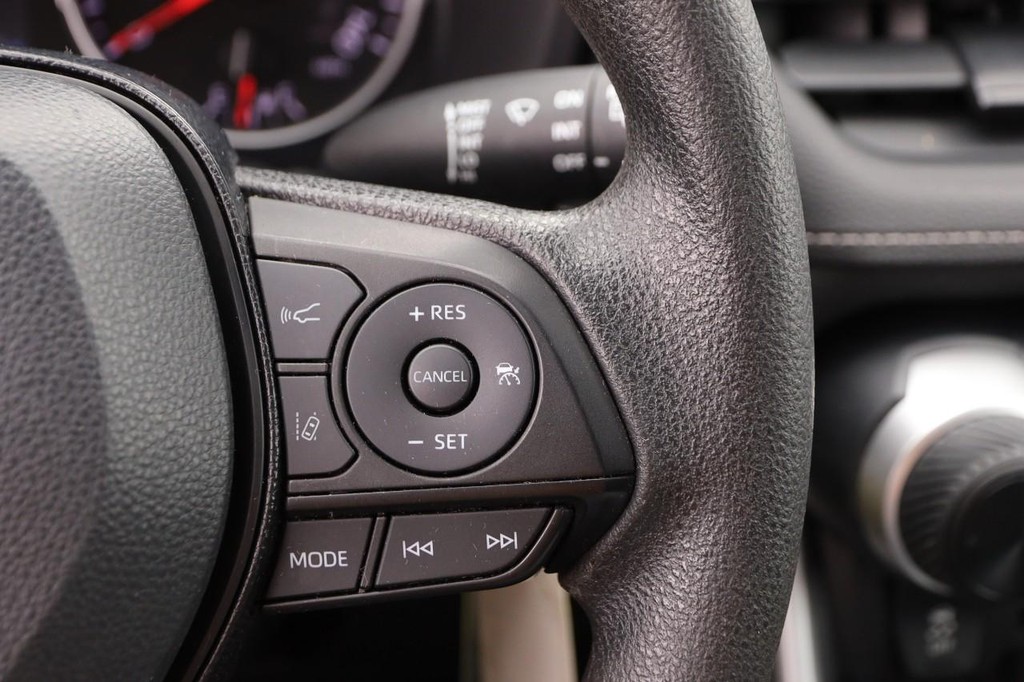 Toyota RAV4 Vehicle Full-screen Gallery Image 12