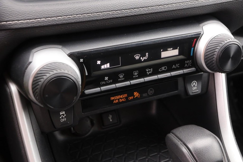 Toyota RAV4 Vehicle Full-screen Gallery Image 16