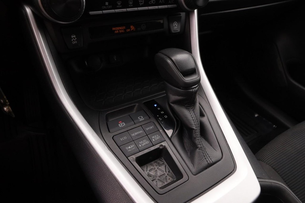 Toyota RAV4 Vehicle Full-screen Gallery Image 18