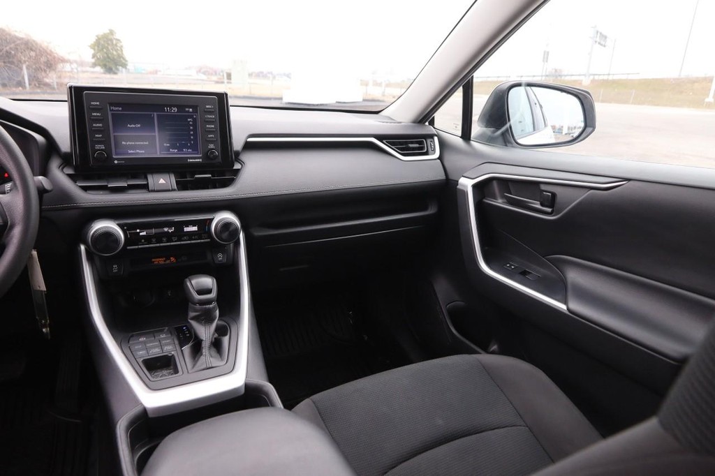 Toyota RAV4 Vehicle Full-screen Gallery Image 23