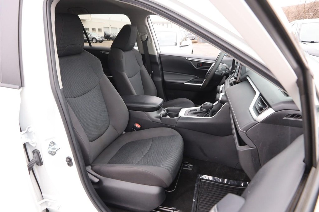 Toyota RAV4 Vehicle Full-screen Gallery Image 24