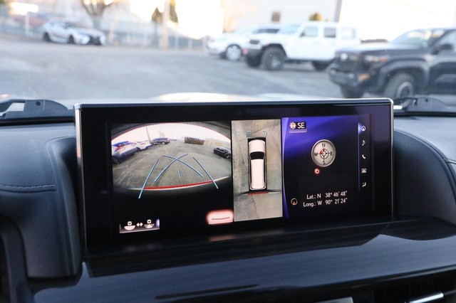 Lexus LX Vehicle Image 22