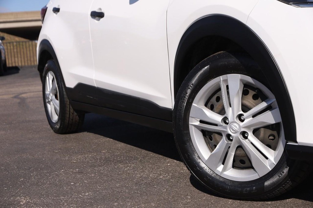 Nissan Kicks Vehicle Full-screen Gallery Image 3