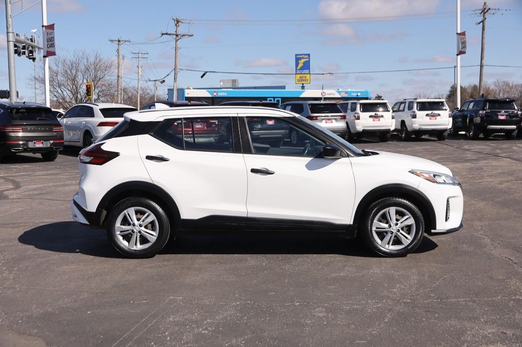 Nissan Kicks Vehicle Full-screen Gallery Image 5