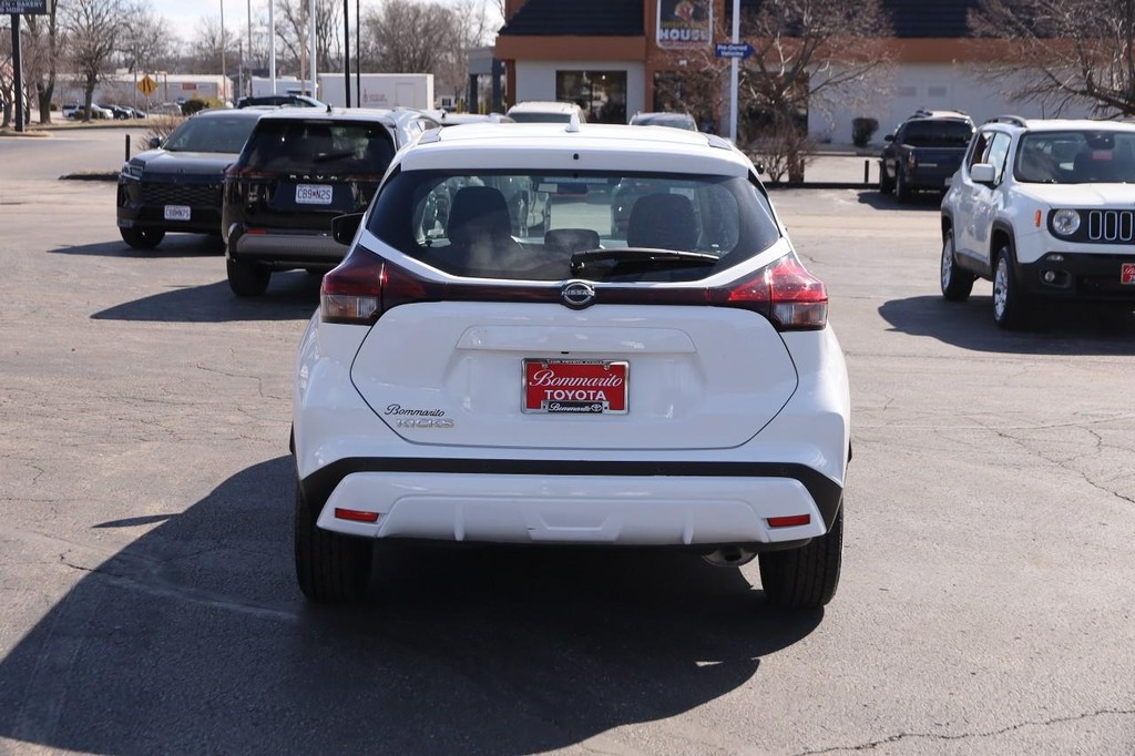 Nissan Kicks Vehicle Full-screen Gallery Image 6