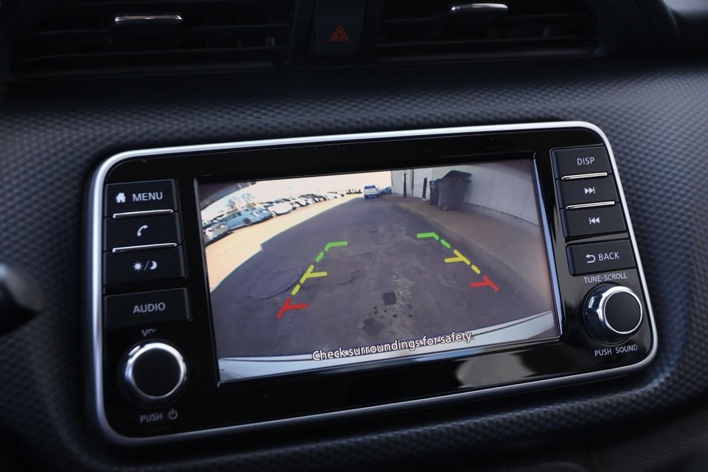 Nissan Kicks Vehicle Full-screen Gallery Image 15