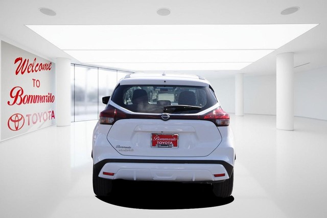 Nissan Kicks Vehicle Image 06