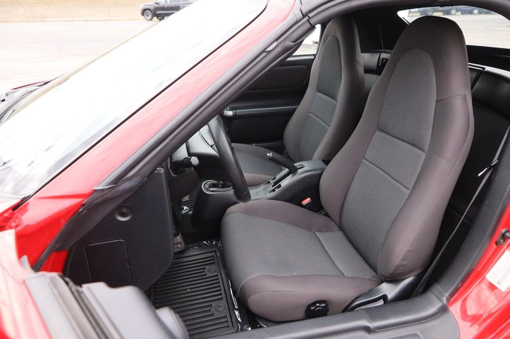 Toyota MR2 Spyder Vehicle Full-screen Gallery Image 8