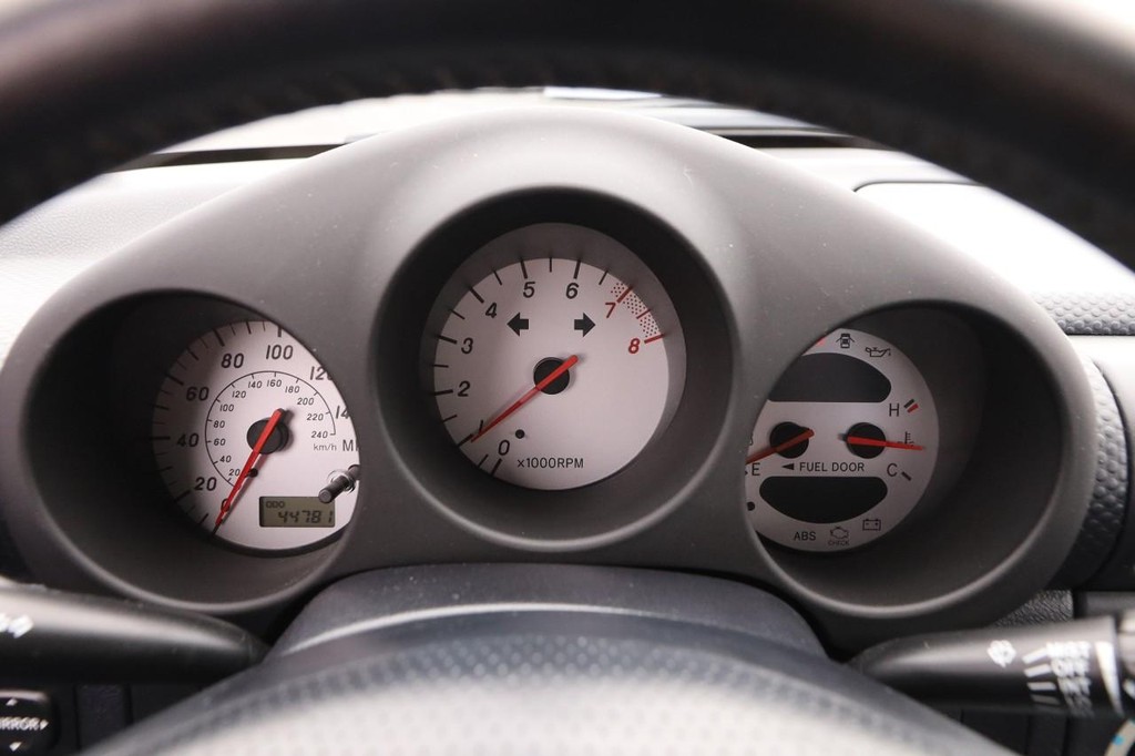 Toyota MR2 Spyder Vehicle Full-screen Gallery Image 11