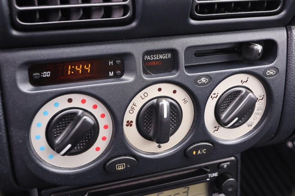 Toyota MR2 Spyder Vehicle Full-screen Gallery Image 14