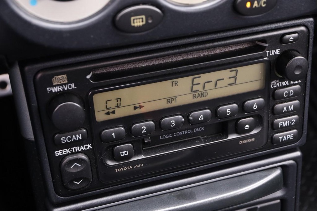 Toyota MR2 Spyder Vehicle Full-screen Gallery Image 15