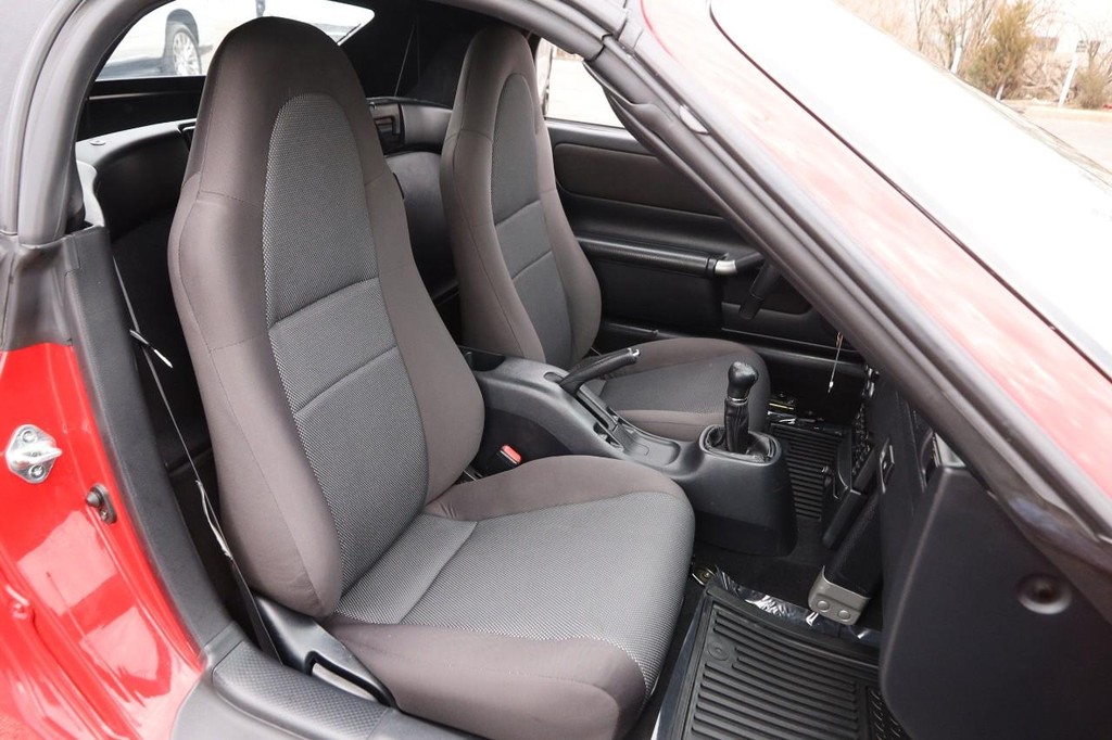 Toyota MR2 Spyder Vehicle Full-screen Gallery Image 19