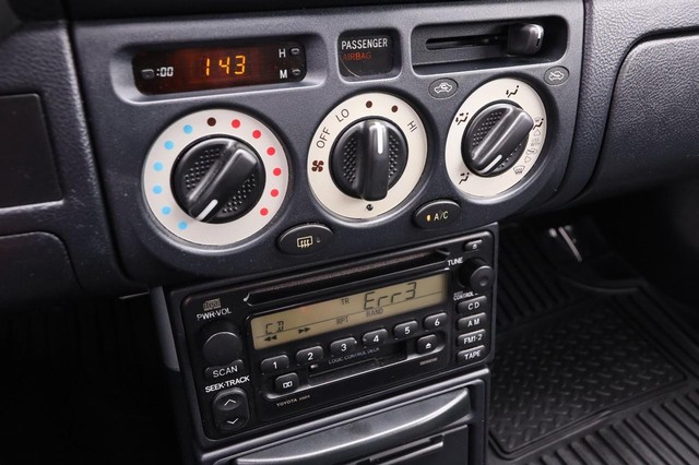 Toyota MR2 Spyder Vehicle Image 13