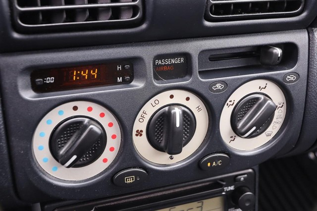 Toyota MR2 Spyder Vehicle Image 14