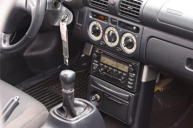 Toyota MR2 Spyder Vehicle Image 21