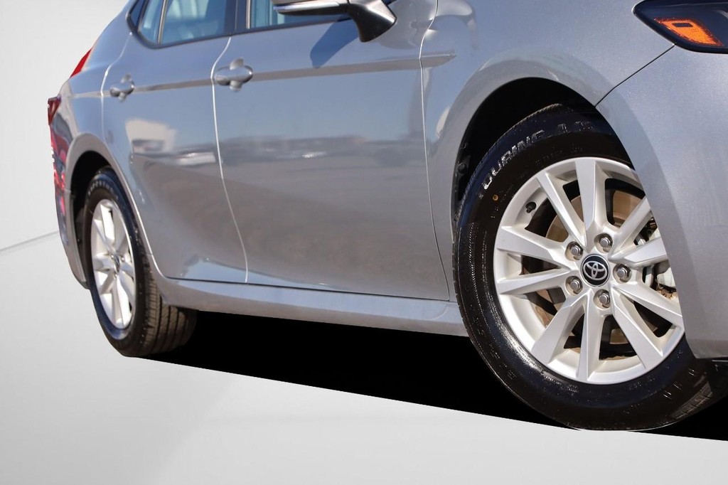 Toyota Camry Vehicle Full-screen Gallery Image 3